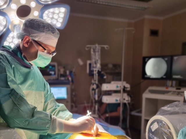 To zabieg, który poprawia komfort życia i zmienia codzienne funkcjonowanie. Lekarze ze Szpitala Wojewódzkiego w Szczecinie wykonują neuromodulację krzyżową. To jedyna placówka w regionie, która ma go w swojej ofercie. Pomagają pacjentom urologicznym, którzy mają uciążliwe trudności z oddawaniem moczu.