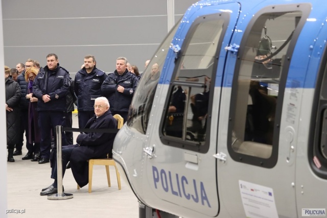 Cztery nowe śmigłowce otrzymała polska policja. Jedna z amerykańskich maszyn typu Bell trafi też do Szczecina.