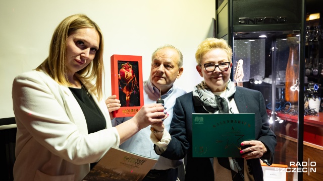 Niemen tu zaglądał, zajrzyj i Ty - to zwycięski slogan propagujący stowarzyszenie i lokal Sorrento w al. Wojska Polskiego w Szczecinie.