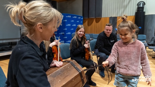 Gra na instrumentach ludowych, nauka śpiewania polskich kolęd oraz poznanie kultury i zwyczajów bożonarodzeniowych.