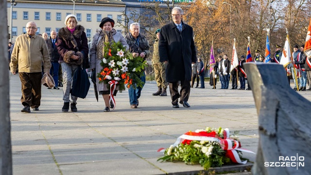 Szlakiem protestujących przeszedł marsz spod bramy Stoczni Szczecińskiej na Plac Solidarności przed pomnik Anioła Wolności. To z okazji obchodów 53. rocznicy Grudnia03970.