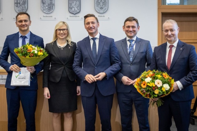Wicemarszałek w zachodniopomorskim sejmiku Stanisław Wziątek z Nowej Lewicy zrezygnował z funkcji, bo został wiceministrem obrony narodowej. Z kolei Olgierd Kustosz, dotychczas z PSL, przeszedł do klubu Koalicji Samorządowej i teraz nie jest wicemarszałkiem, a członkiem zarządu województwa.
