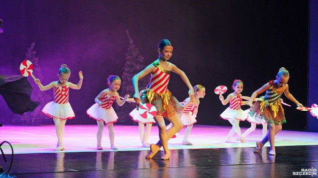 Dzieci ze szkoły baletowej Kuzmina wystąpiły w przedstawieniu Dziadek do Orzechów w szczecińskiej Operze na Zamku.