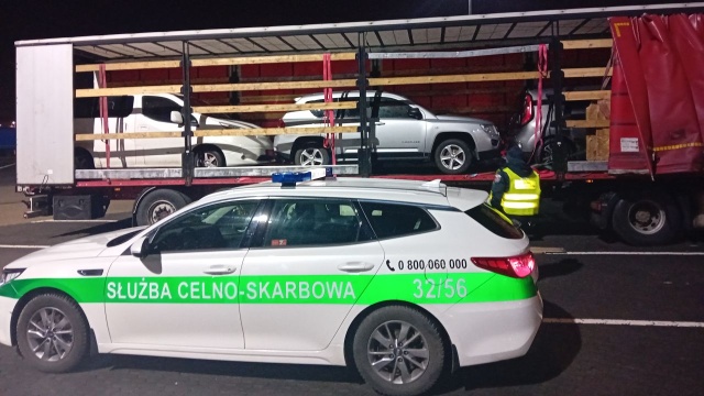 Przemyt trzech aut udaremnili celnicy ze Świnoujścia. To dwa elektryki: Kia i Nissan oraz Jeep.