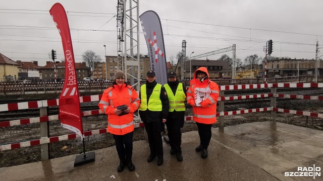 Akcję pod hasłem Bezpieczny przejazd promującą przestrzeganie przepisów i odpowiedzialne zachowania w pobliżu przejazdów kolejowo-drogowych prowadzą pracownicy PKP PLK razem z funkcjonariuszami Straży Ochrony Kolei.