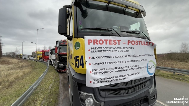 Protest w Szczecinie to forma wsparcia dla manifestujących na granicy polsko-ukraińskiej transportowców - tłumaczą organizatorzy piątkowego przejazdu ciężarówek przez Szczecin.