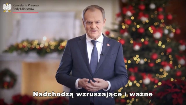 Choinka, kolacja wigilijna, opłatek, rozmowy bliskich sobie ludzi - to najlepszy czas, aby poczuć się znowu wspólnotą - powiedział w przedświątecznym nagraniu opublikowanym w mediach społecznościowych Donald Tusk.