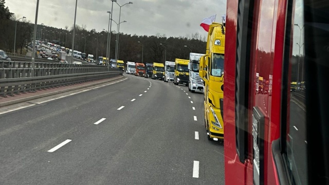 Polscy przewoźnicy nie przerywają protestu na przejściach granicznych z Ukrainą w Dorohusku i Hrebennem.