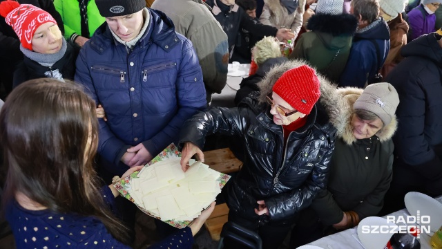 Paczki dla najbardziej potrzebujących przekazał dziś szczeciński Caritas. Poza obdarowaniem osoby bezdomne, ubogie czy samotne mogły zjeść także ciepły posiłek. Przedświąteczne spotkanie odbyło się na placu przed Bazyliką Archikatedralną w Szczecinie.