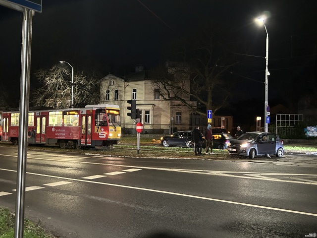 Utrudnienia w alei Wojska Polskiego - na wysokości skrzyżowania z ulicami Niedziałkowskiego i Mickiewicza doszło do kolizji dwóch samochodów osobowych.