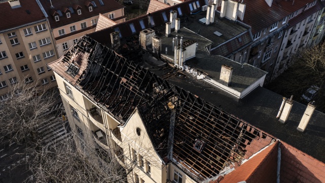 Zostali bez dachu nad głową w święta, część z nich może jeszcze dziś wróci do swoich domów - to pokłosie pożaru w kamienicy na rogu ulic 5 Lipca i Tarczyńskiego w Szczecinie.