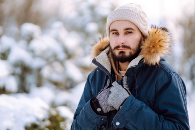 Zima to bardzo wymagająca pora roku. Każdego dnia temperatura spada poniżej zera, dlatego lżejsze outfity ustępują miejsca zestawom zapewniającym komfort i wygodę w przypadku mrozu. W garderobie każdego mężczyzny nie powinno zabraknąć kilku typowo zimowych dodatków. Warto zapoznać się z najlepszymi inspiracjami.