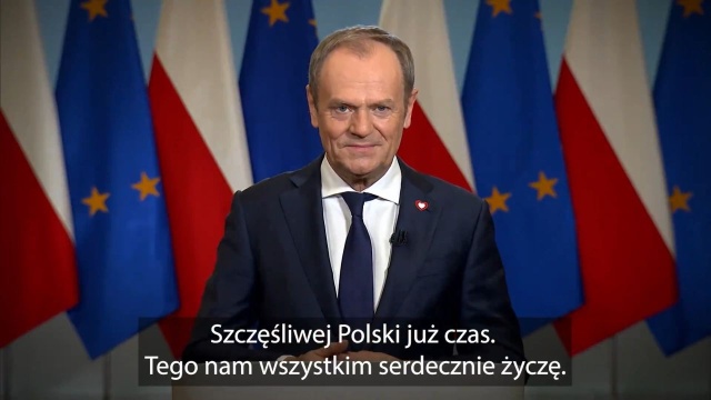 Premier Donald Tusk w noworocznym orędziu telewizyjnym dziękuje Polakom za mijający rok, który - jak mówi - był trudny, pełen emocji i sporów.