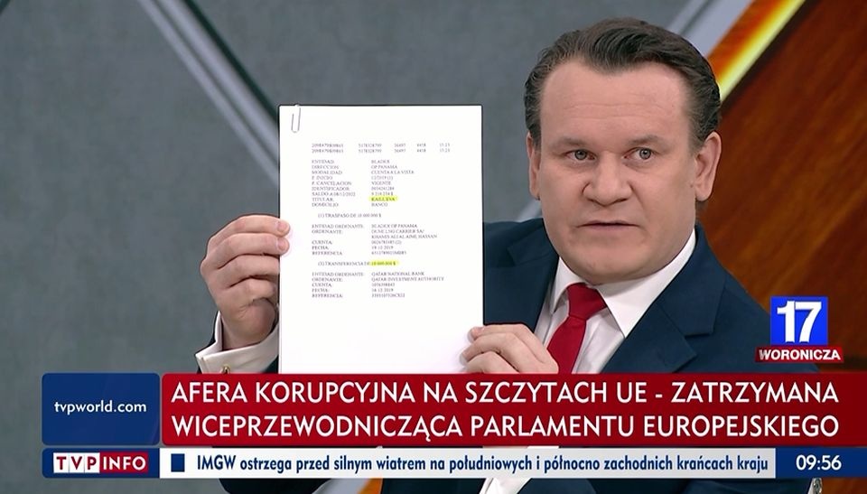 Europoseł pokazał potwierdzenie przelewów, o które służby włoskie i greckie pytają banki w Panamie w związku ze skandalem korupcyjnym w Parlamencie Europejskim. źródło: screenshoot - TVP INFO