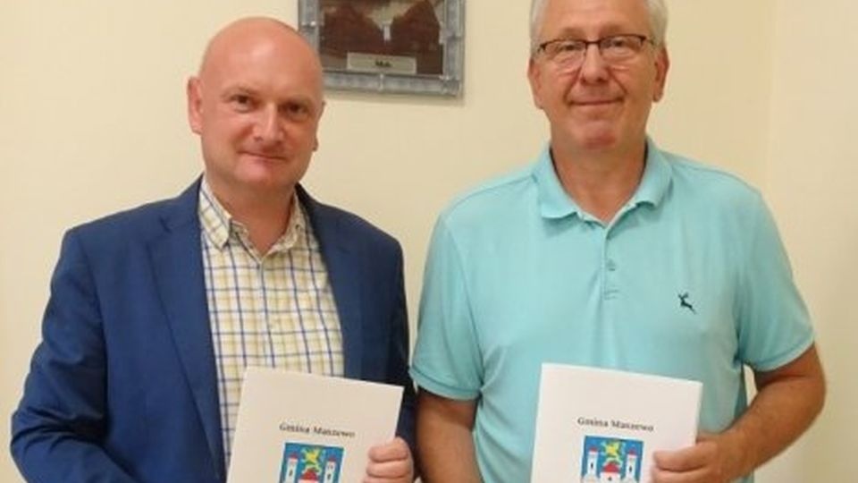 Jeszcze w 2022 roku burmistrz Maszewa Paweł Piesio podpisał umowę na remont dachu. źródło: https://www.maszewo.pl