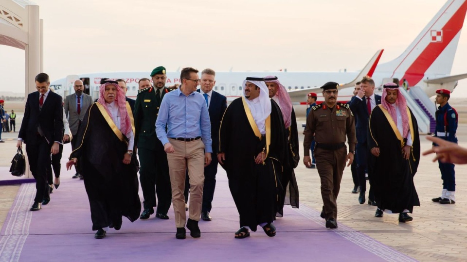 Będzie rozmawiał z faktycznym przywódcą saudyjskiego królestwa, księciem Mohammedem bin Salmanem. źródło: https://twitter.com/PremierRP