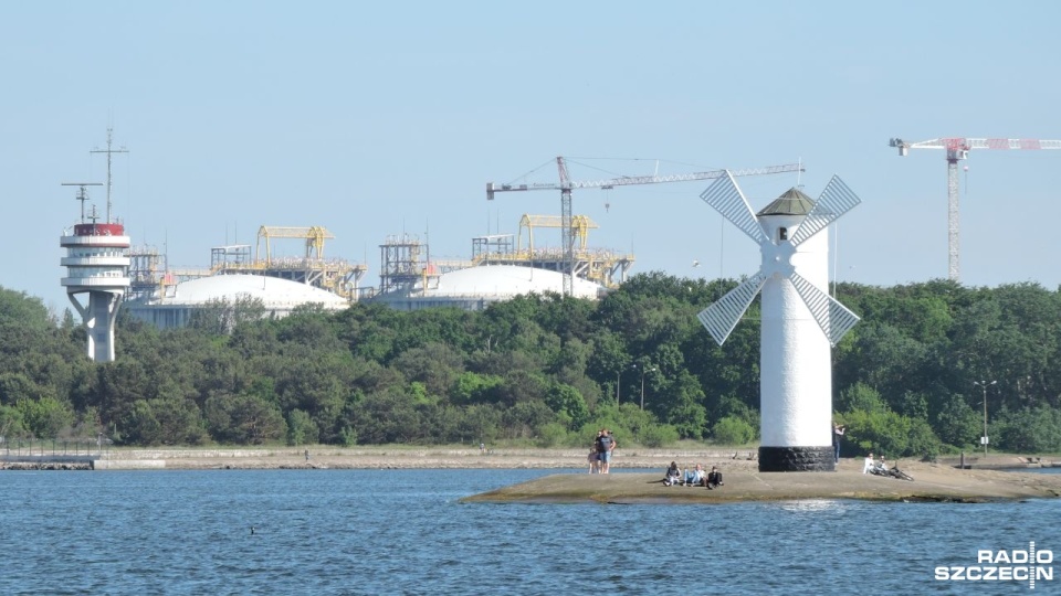 Jednym z utrudnień związanych z wprowadzeniem strefy ochronnej wokół terminala LNG jest brak dostępu drogą lądową do atrakcji turystycznych m.in. latarni morskiej czy Fortu Gerharda. Fot. Joanna Maraszek [Radio Szczecin]