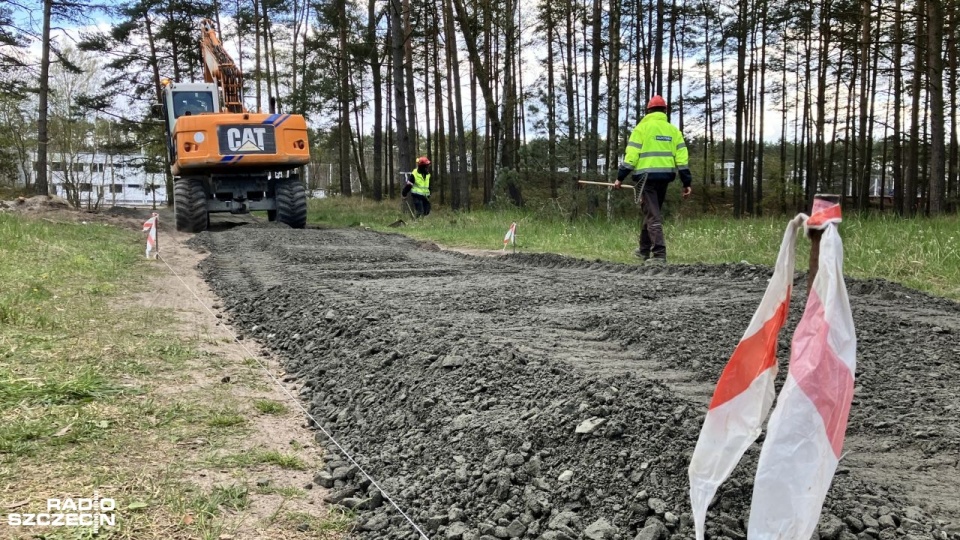 Jeszcze przed rozpoczęciem majówki utwardzona została ul. Wolińska, alternatywna droga do plaży w prawobrzeżnej części Świnoujścia. Powstała w kilka dni! Fot. Joanna Maraszek [Radio Szczecin]