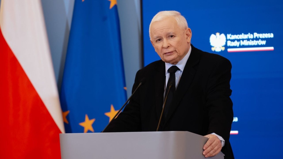 Podczas konferencji prasowej Jarosław Kaczyński podkreślił, że komitet zebrał się na nadzwyczajnym posiedzeniu, ponieważ sytuacja za naszą wschodnią granicą jest dynamiczna. źródło: https://twitter.com/PremierRP