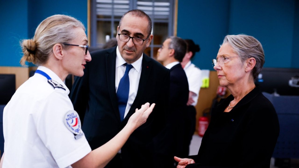 - Sprawcy będą ścigani z największą stanowczością - zapewniła Elisabeth Borne. źródło: https://twitter.com/Elisabeth_Borne