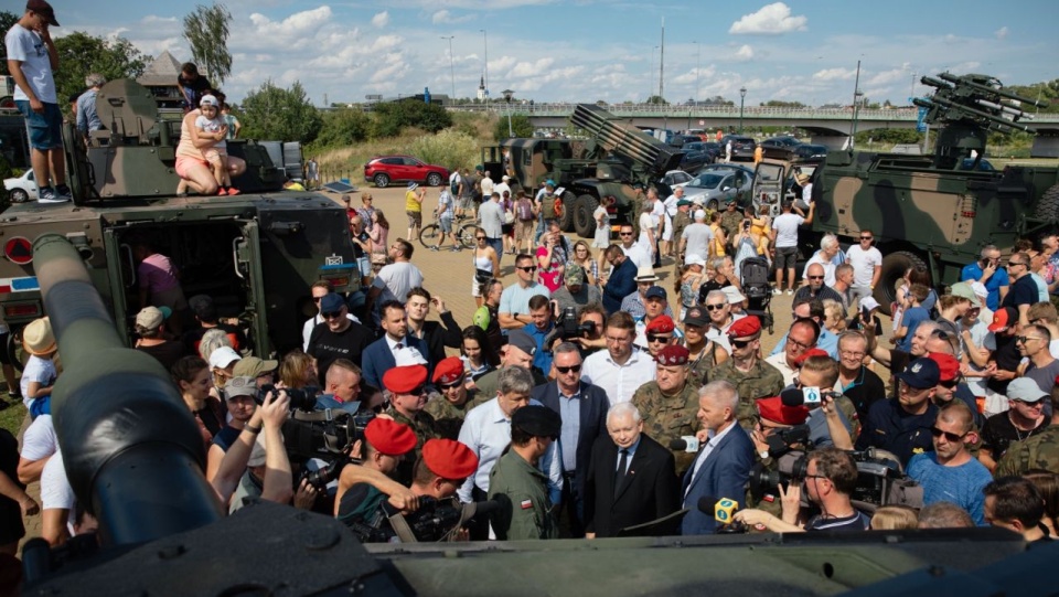 Prezes PiS-u z wizytą na Pikniku Wojskowym w Uniejowie. źródło: Prawo i Sprawiedliwość/ Twitter