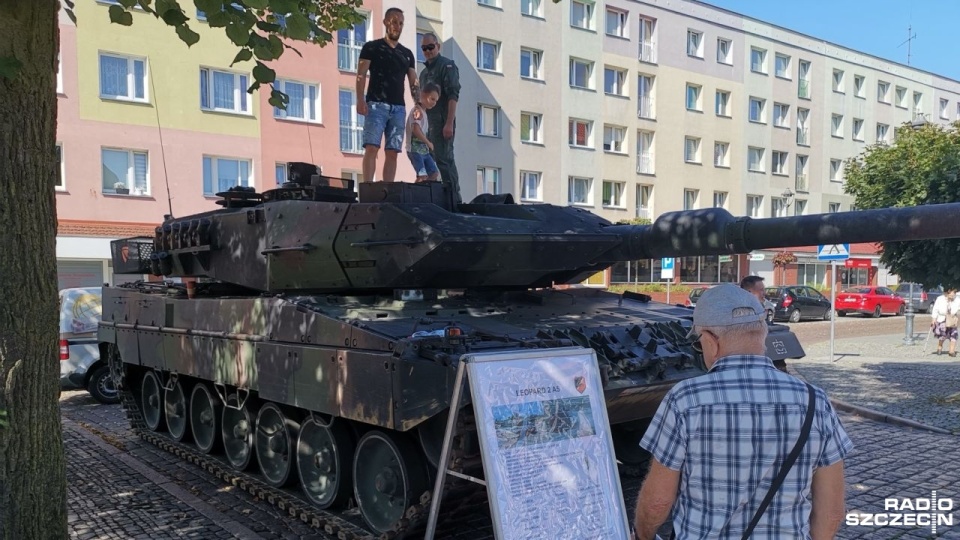 Kolejki odwiedzających ustawiają się zwłaszcza przed wyeksponowanym Leopardem. Fot. Marek Synowiecki [Radio Szczecin]