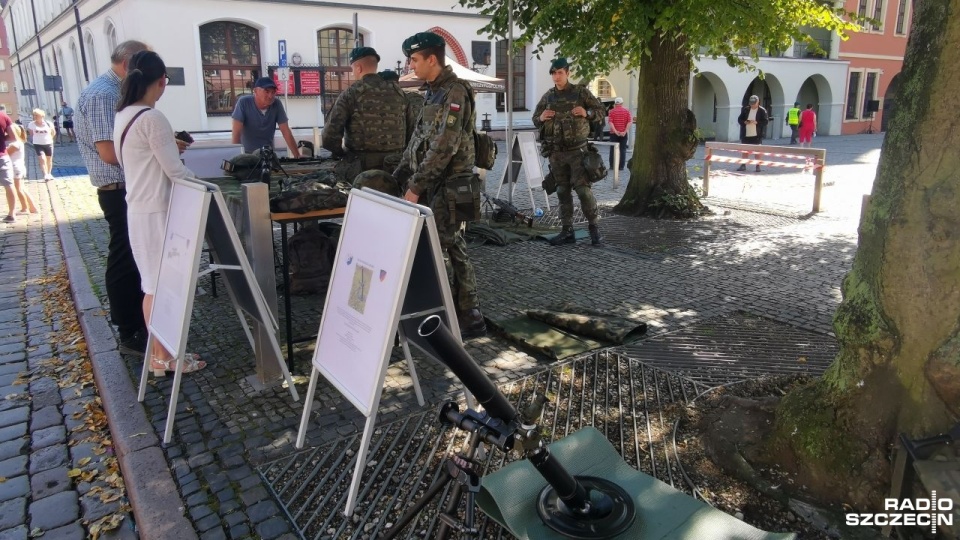 Kolejki odwiedzających ustawiają się zwłaszcza przed wyeksponowanym Leopardem. Fot. Marek Synowiecki [Radio Szczecin]