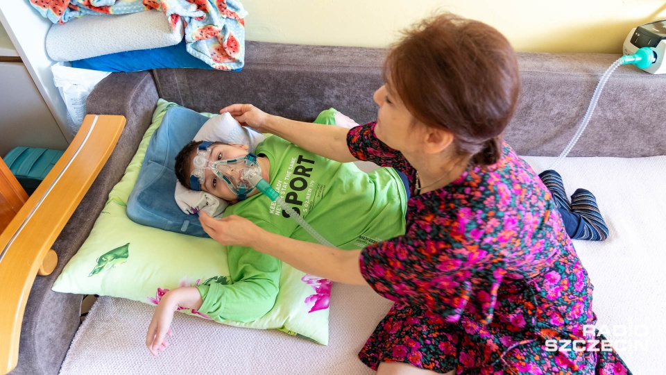 Antek rośnie, przez co obecne łóżko robi się dla niego po prostu za małe, a nowy wózek pomoże w codziennym funkcjonowaniu. Fot. Robert Stachnik [Radio Szczecin]