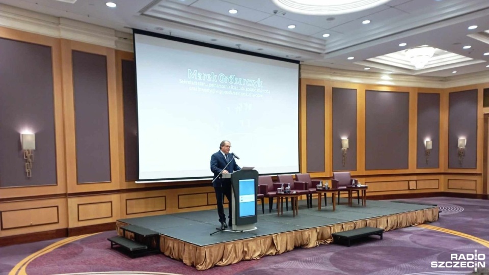 O przydziale koncesji poinformował podczas konferencji "Offshore koncesje w polskich obszarach morskim" wiceminister infrastruktury, Marek Gróbarczyk. Fot. Grzegorz Gibas [Radio Szczecin]