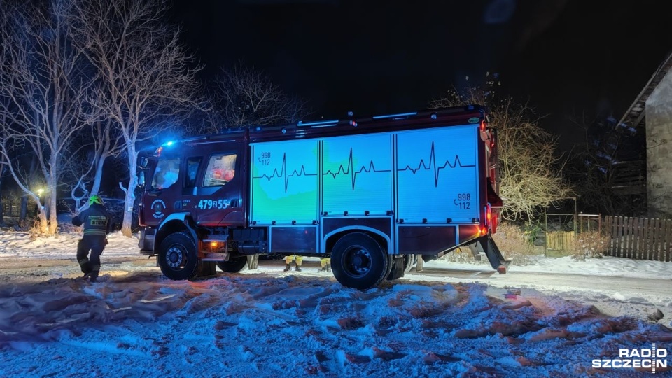 Strażacy pomagają pasażerom wysiąść z pociągu i przejść do autobusu zastępczego. Fot. Przemysław Polanin [Radio Szczecin]