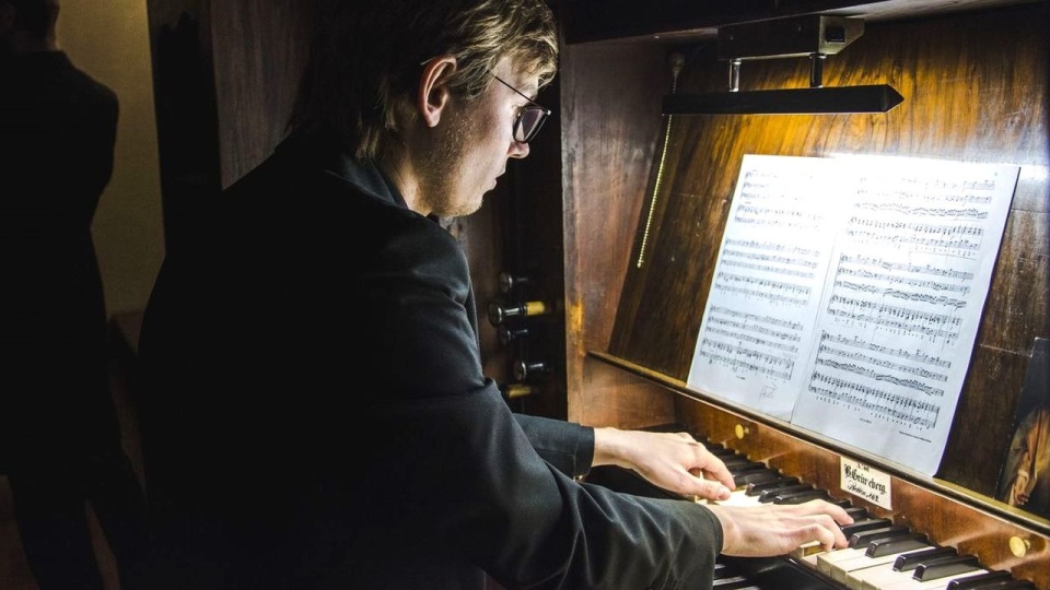 Damian Grabowski – organista. Fot. Jan Olczak