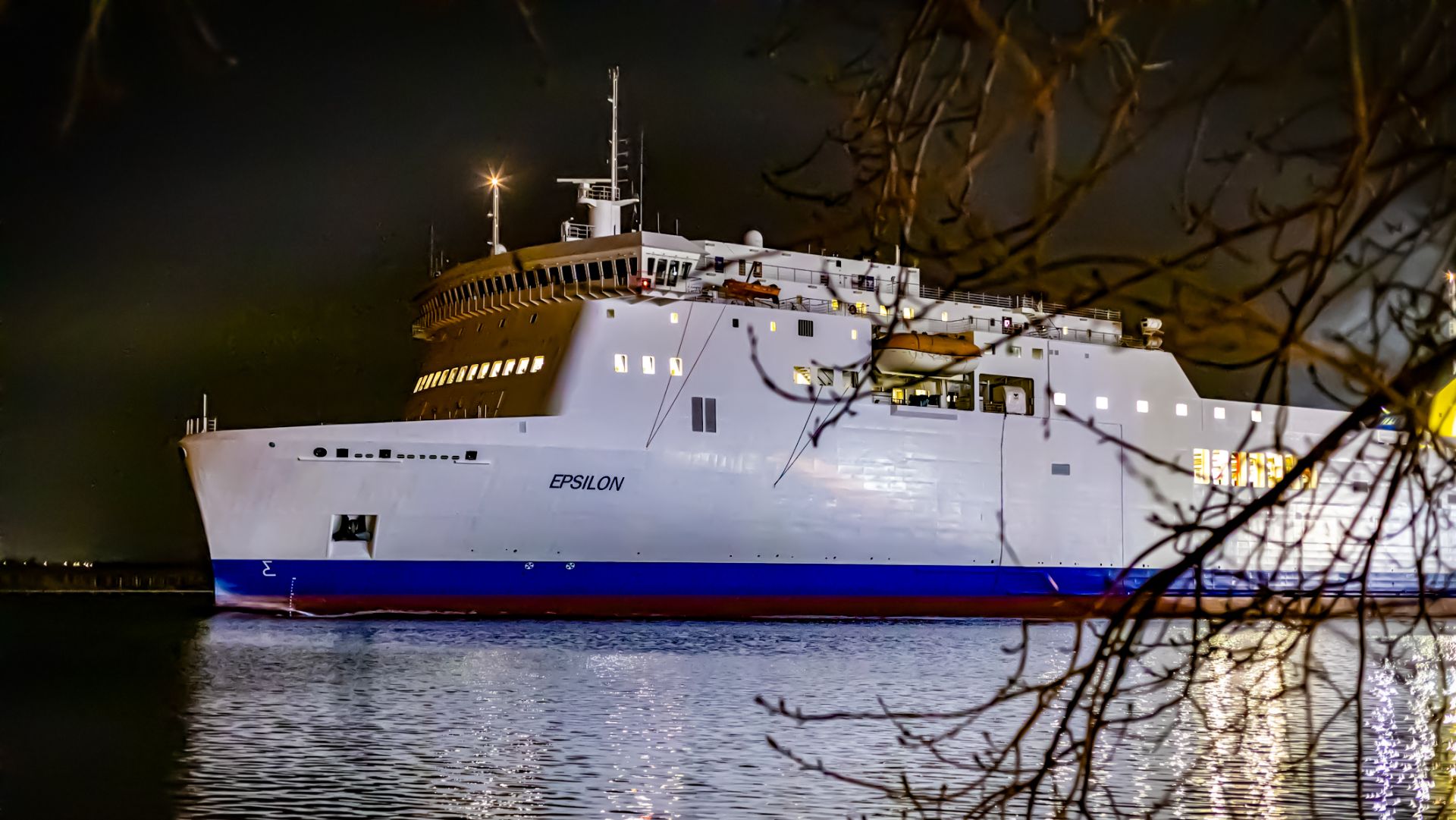 Przypłynął 7 kwietnia, na dok wszedł 4 dni później. Prom pasażersko-ładunkowy EPSILON do końca miesiąca będzie przechodzić gruntowne naprawy.