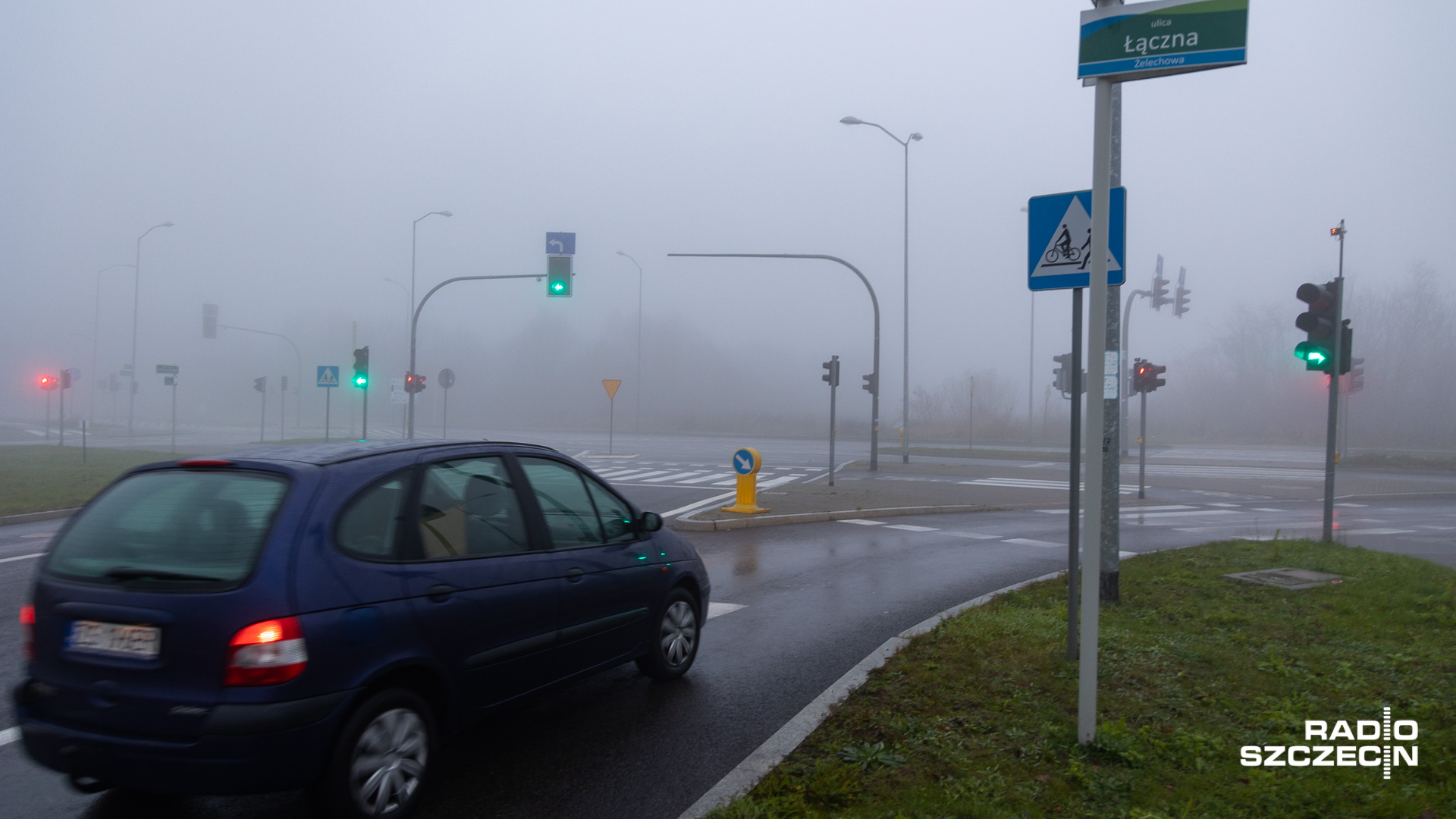 Mgły ograniczające widoczność do 300 metrów utrudniają jazdę kierowcom.