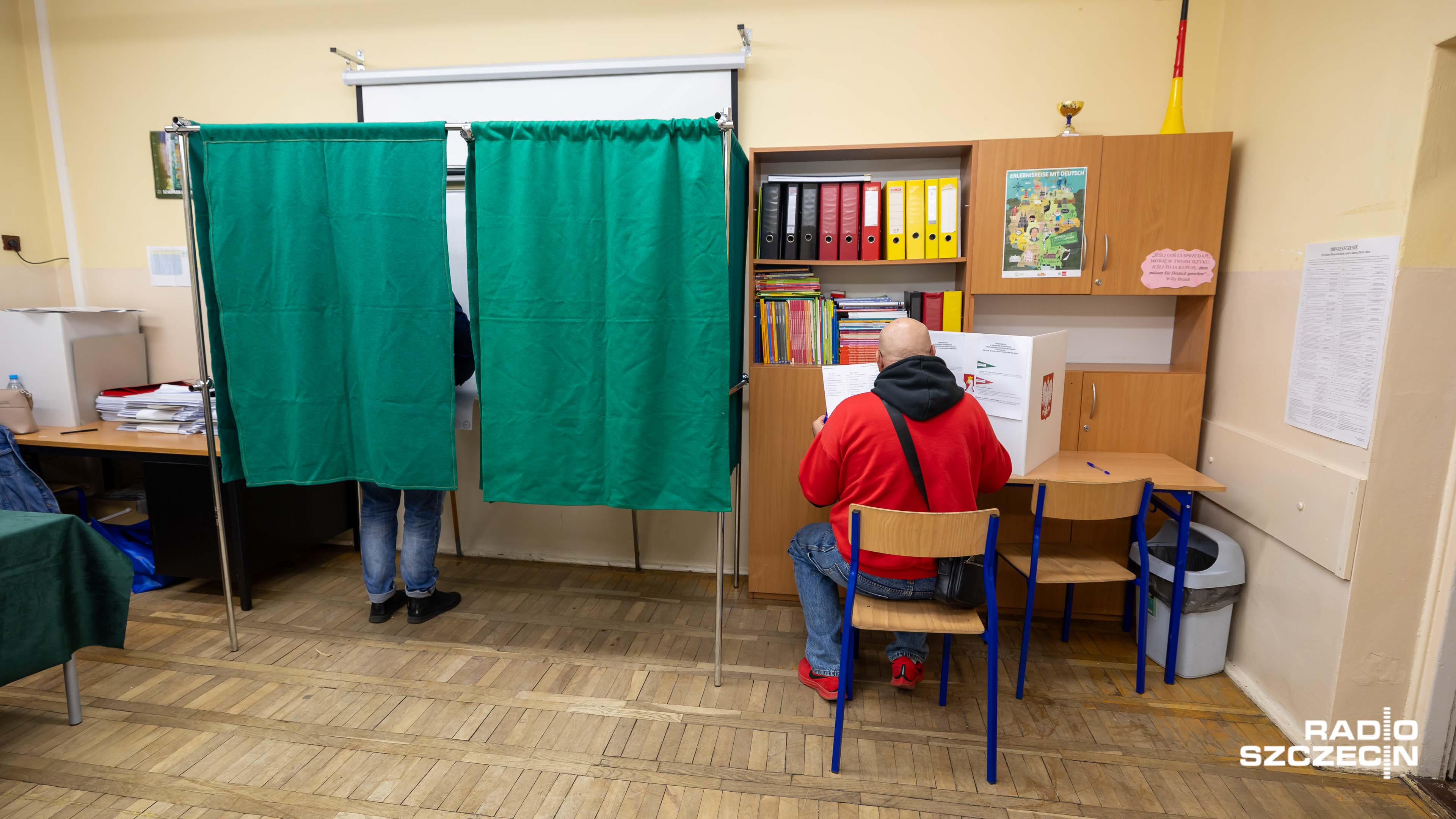 Frekwencja w wyborach samorządowych wyniosła prawie 52 procent - podaje Państwowa Komisja Wyborcza. To o prawie 3 procent mniej niż w 2018 roku. O przyczynach niskiej frekwencji dyskutowali goście audycji Radio Szczecin na Wieczór.