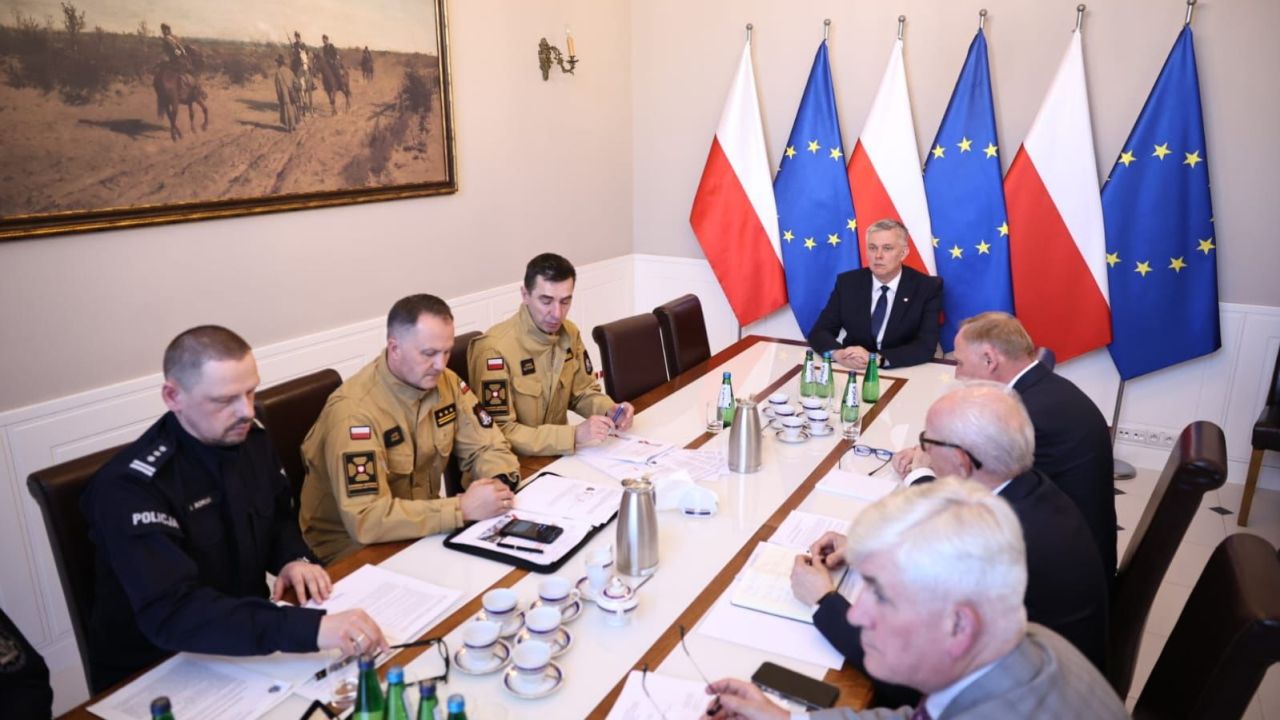 Służby badają okoliczności wybuchu dużych pożarów z ostatnich dni. Szef MSWiA Tomasz Siemoniak powiedział w Sejmie, że nie można wykluczyć scenariusza podpaleń inspirowanych przez wschodnią agenturę.