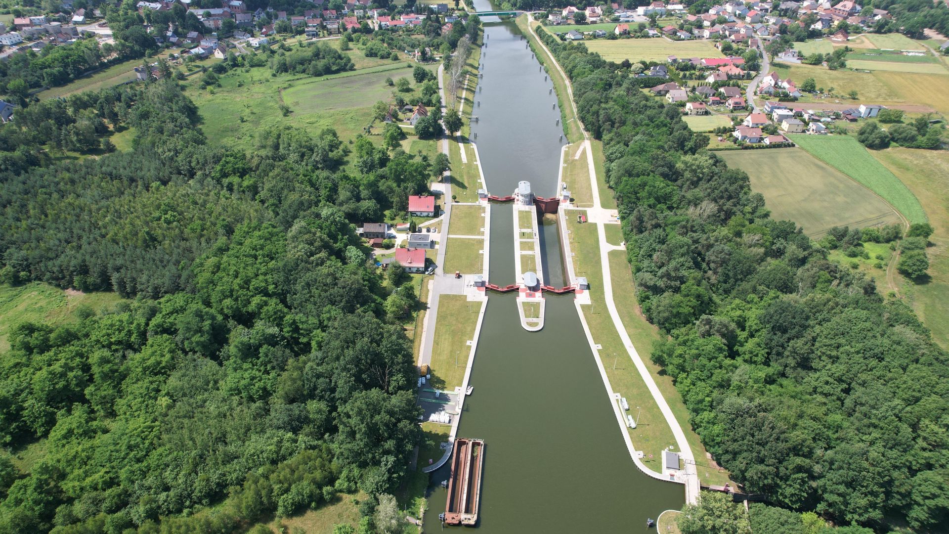 Coraz mniej śniętych ryb wyławianych jest z Kanału Gliwickiego. W poniedziałek przed południem ich nie odnotowano - poinformowały Wody Polskie w Gliwicach. W związku z zakwitem złotej algi wyłowiono dotychczas ponad 4,1 tony śniętych ryb.