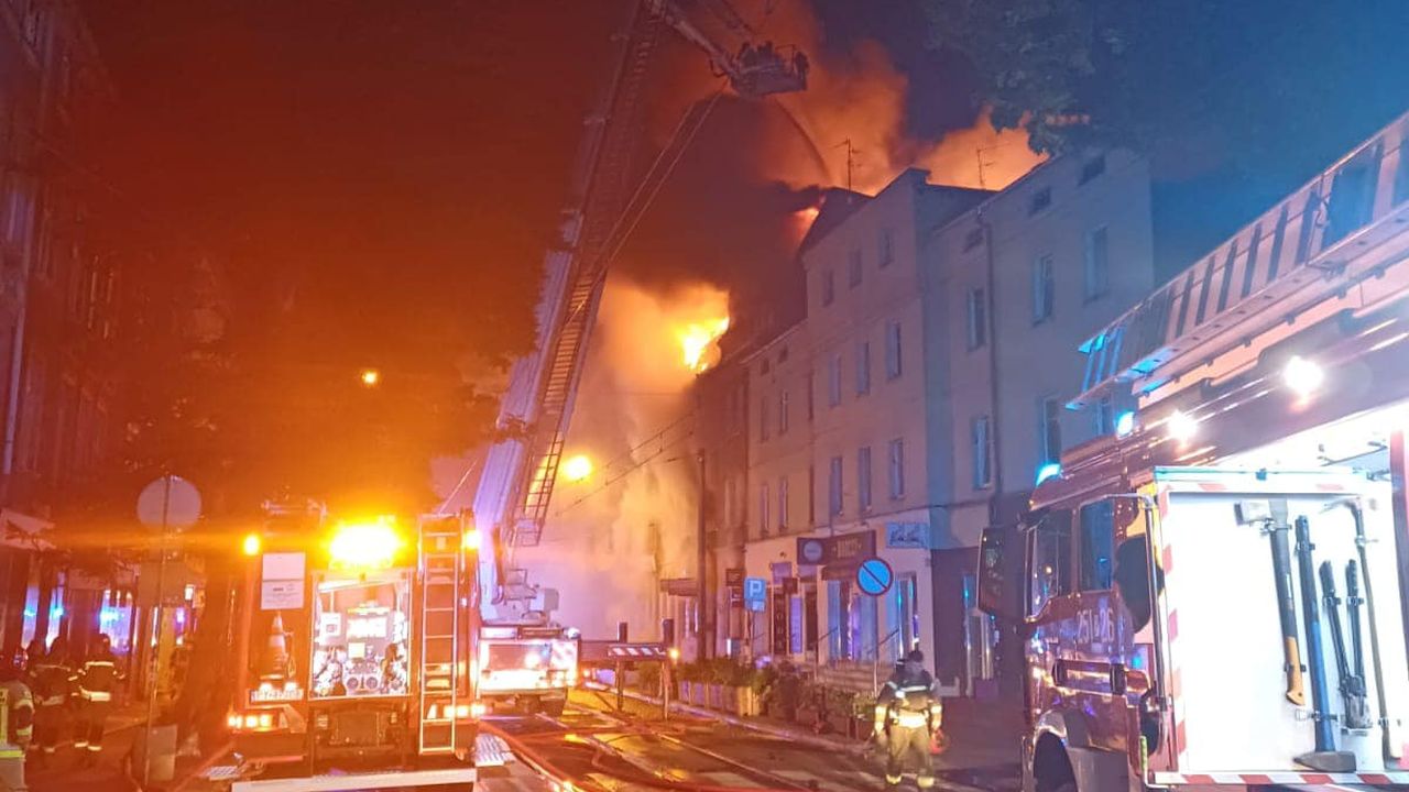 Ponad miesiąc po tragedii w Poznaniu wciąż nie wiadomo, dlaczego doszło do pożaru kamienicy. Budynek przy ulicy Kraszewskiego doszczętnie spłonął, a w efekcie eksplozji zginęło dwóch strażaków.