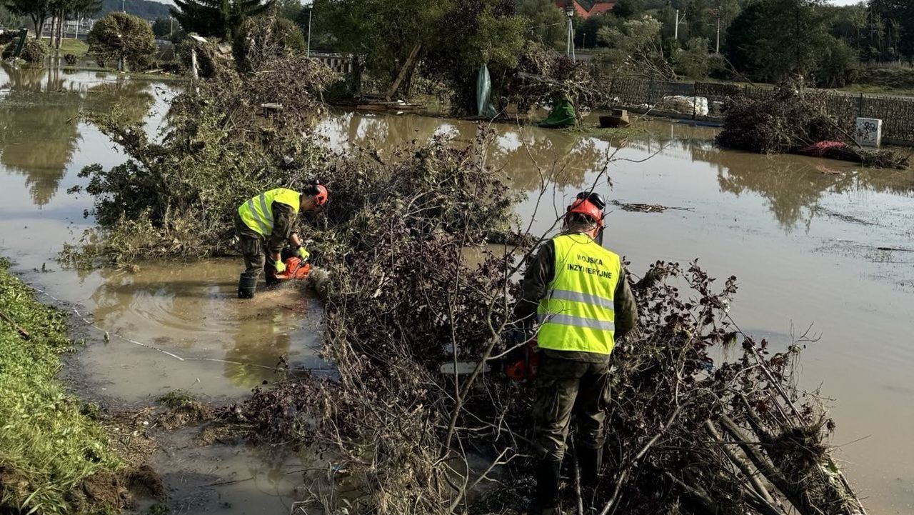 Na terenach dotkniętych wrześniową powodzią wciąż sytuacja jest trudna. Część rodzin nie ma mieszkań, a lokalnym przedsiębiorcom brakuje pieniędzy na odbudowę sklepów i zakładów usługowych.