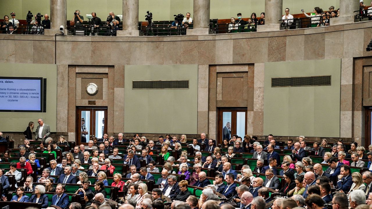 Prawo i Sprawiedliwość domaga się dymisji ministry zdrowia Izabeli Leszczyny. Prezes partii Jarosław Kaczyński zapowiedział złożenie wniosku o wyrażenie wotum nieufności.