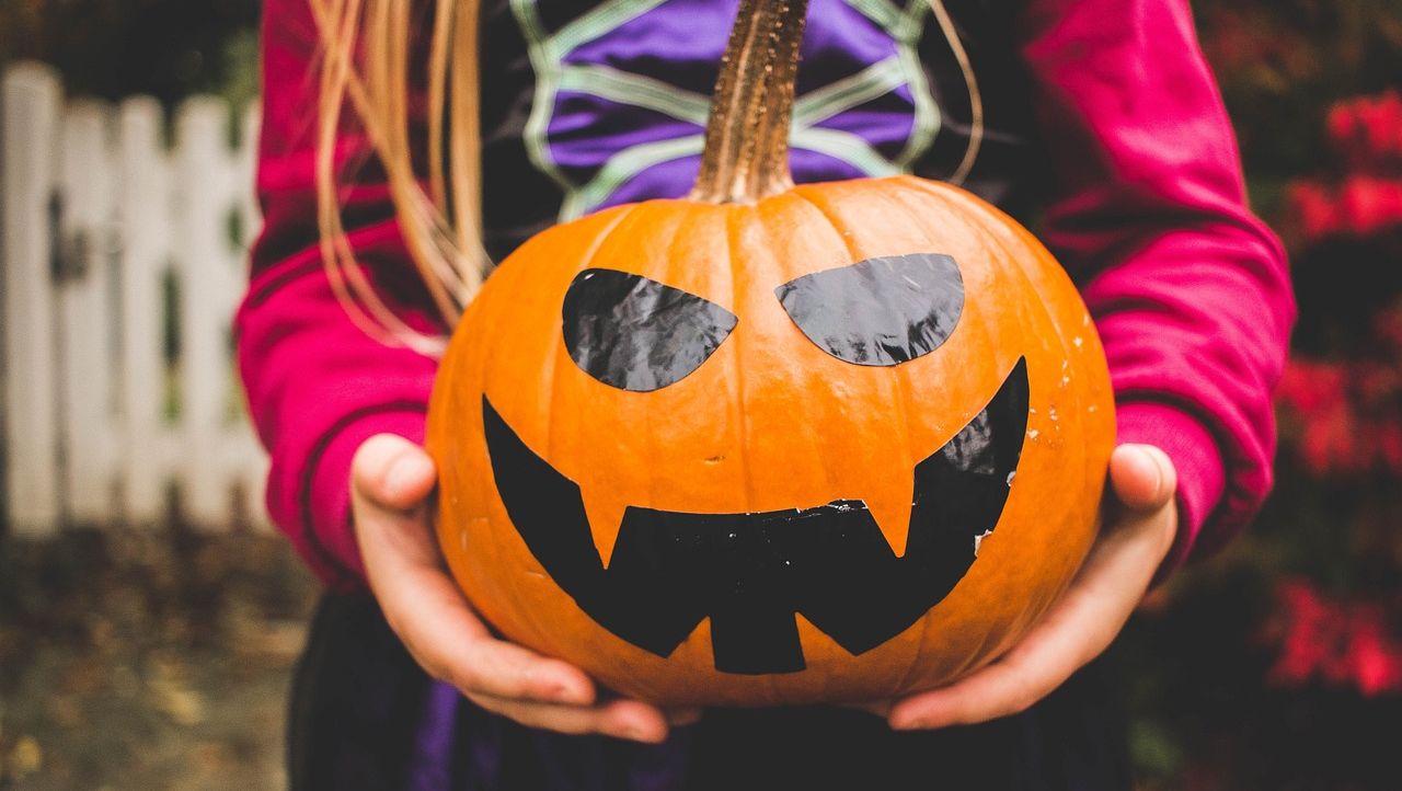 W Polsce atmosfera zadumy, a za Oceanem zabawy. W całych Stanach Zjednoczonych odbędą się imprezy przebierańców oraz dziecięce zabawy trick-or-treating.