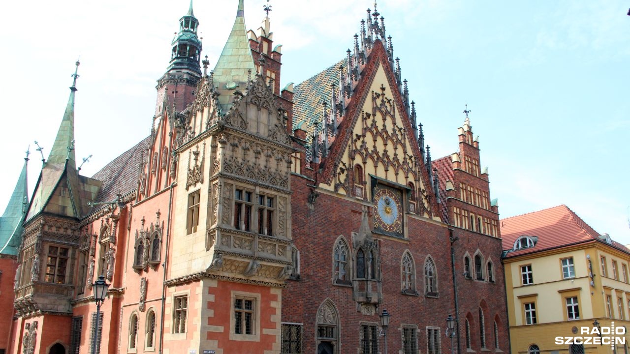 Wraca temat budowy kolei podziemnej we Wrocławiu. Dolnośląska Służba Dróg i Kolei zleciła wykonanie odwiertów przy Dworcu Świebodzkim. Mają one sprawdzić, czy są tam możliwości techniczne budowy tunelu.