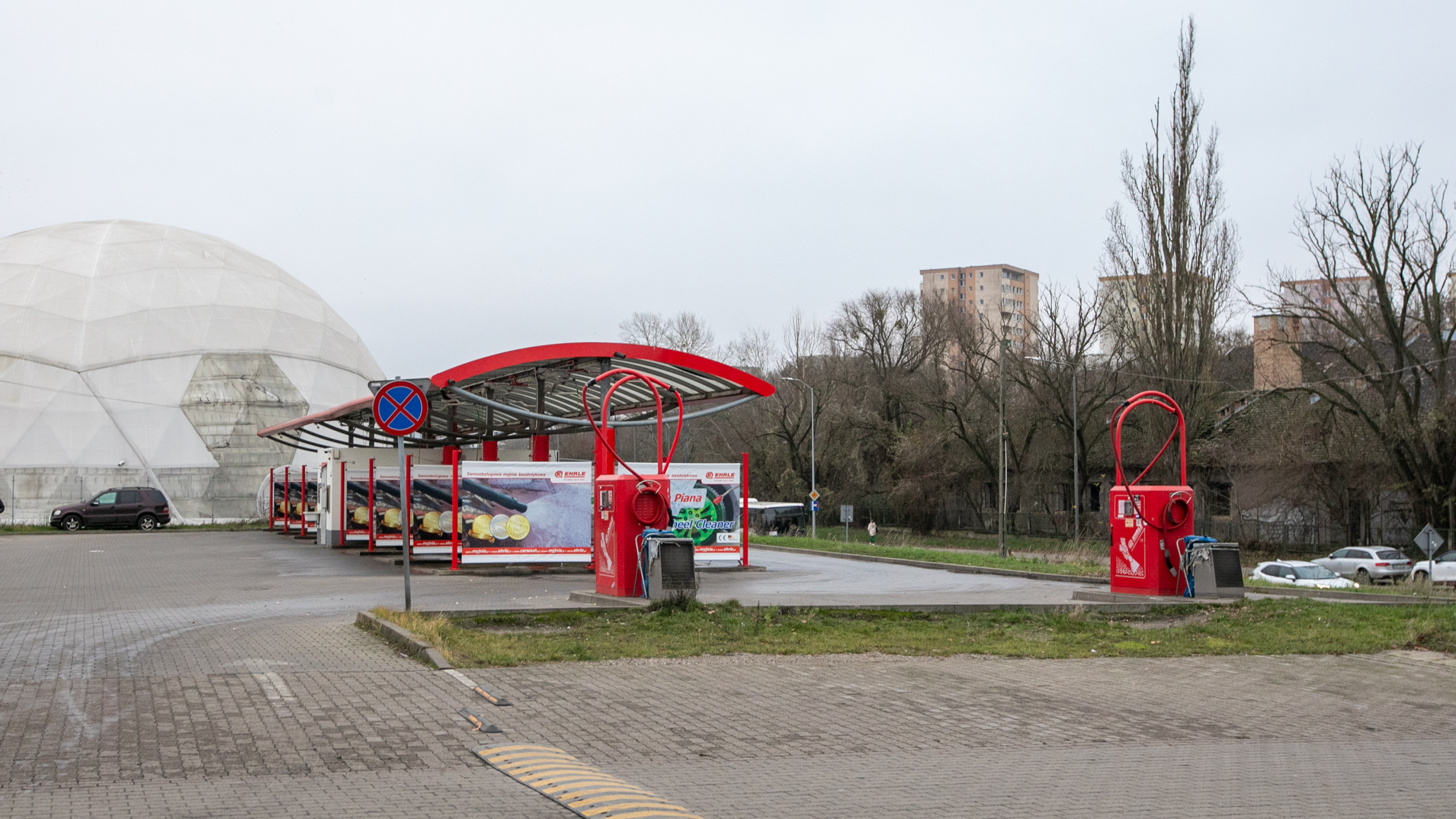 Egzekucję komorniczą myjni samochodowej, działającej na terenie szczecińskiego Manhattanu, zaplanowano we wtorek. To decyzja dzierżawcy, czyli spółki zarządzającej targowiskiem.