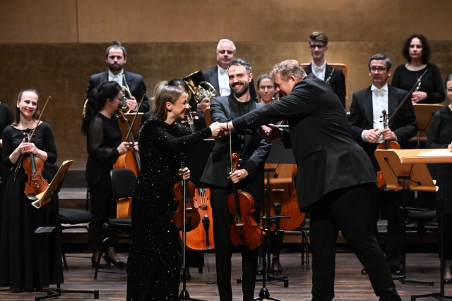 Rune Bergmann – dyrygent dziękuje Monice Sawczuk (skrzypce) i Grzegorzowi Sadowskiemu (altówka) za koncert. Fot. Marcin Bielecki 267. urodziny Mozarta w Złotej Sali Filharmonii w Szczecinie [ZDJĘCIA]