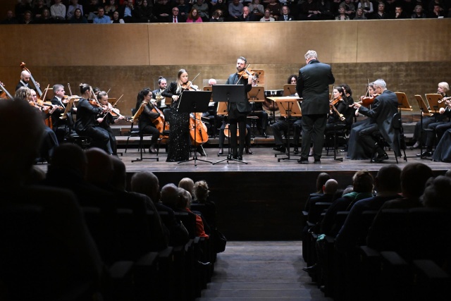 Monika Sawczuk – skrzypaczka i Grzegorz Sadowski – altowiolista z Orkiestrą Symfoniczną Filharmonii w Szczecinie pod dyrekcją Rune Bergmanna. Fot. Marcin Bielecki 267. urodziny Mozarta w Złotej Sali Filharmonii w Szczecinie [ZDJĘCIA]