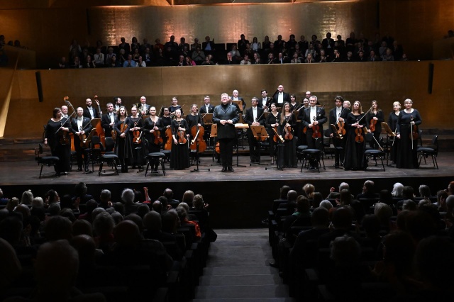 Rune Bergmann – dyrygent i Orkiestra Symfoniczna Filharmonii w Szczecinie przyjmują gorące brawa publiczności. Fot. Marcin Bielecki 267. urodziny Mozarta w Złotej Sali Filharmonii w Szczecinie [ZDJĘCIA]