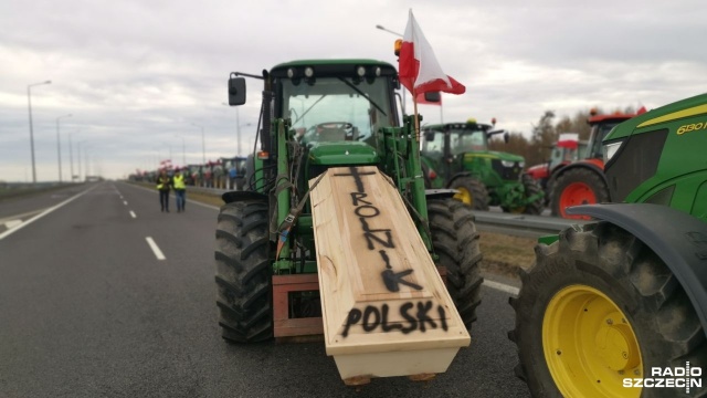 Fot. Marek Synowiecki [Radio Szczecin] Rolnicy blokują drogę i czekają na komisarza UE