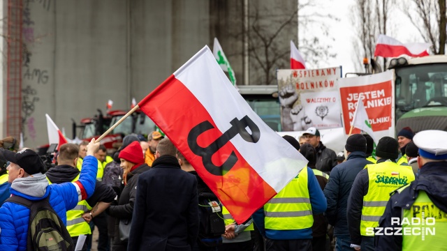 Fot. Robert Stachnik [Radio Szczecin] Rolnicy protestowali w szczecińskim porcie [WIDEO, ZDJĘCIA]