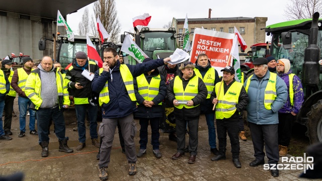 Fot. Robert Stachnik [Radio Szczecin] Rolnicy protestowali w szczecińskim porcie [WIDEO, ZDJĘCIA]