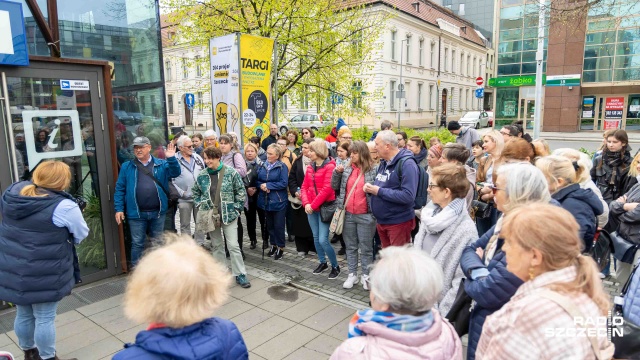 Fot. Robert Stachnik [Radio Szczecin] Mieszkańcy ruszyli szlakiem szczecińskich magnolii. "Są najpiękniejsze w Polsce" [WIDEO, ZDJĘCIA]