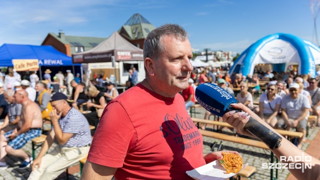 Fot. Robert Stachnik [Radio Szczecin] Robi furorę w Niechorzu. Kolejka do degustacji [WIDEO, ZDJĘCIA]